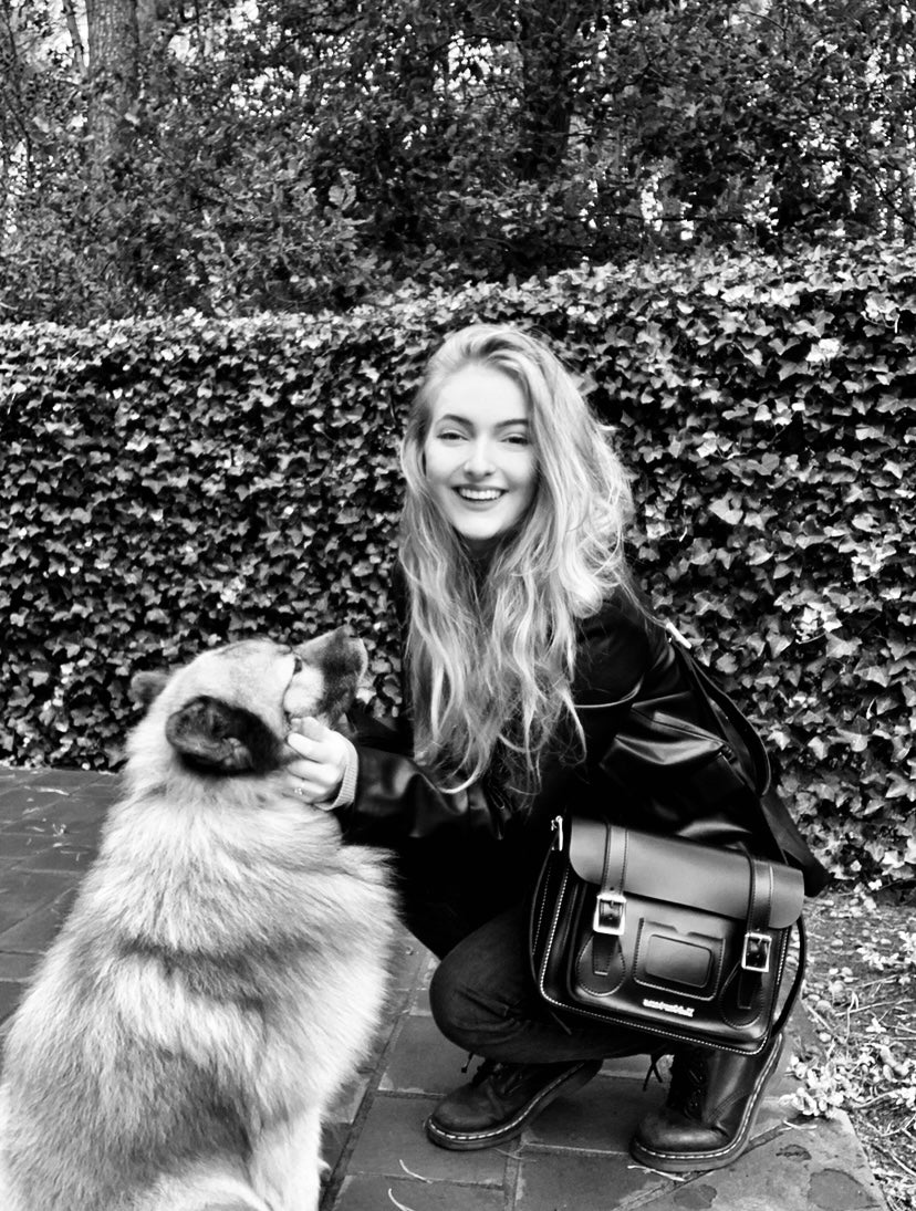 Laura met hond zwart wit